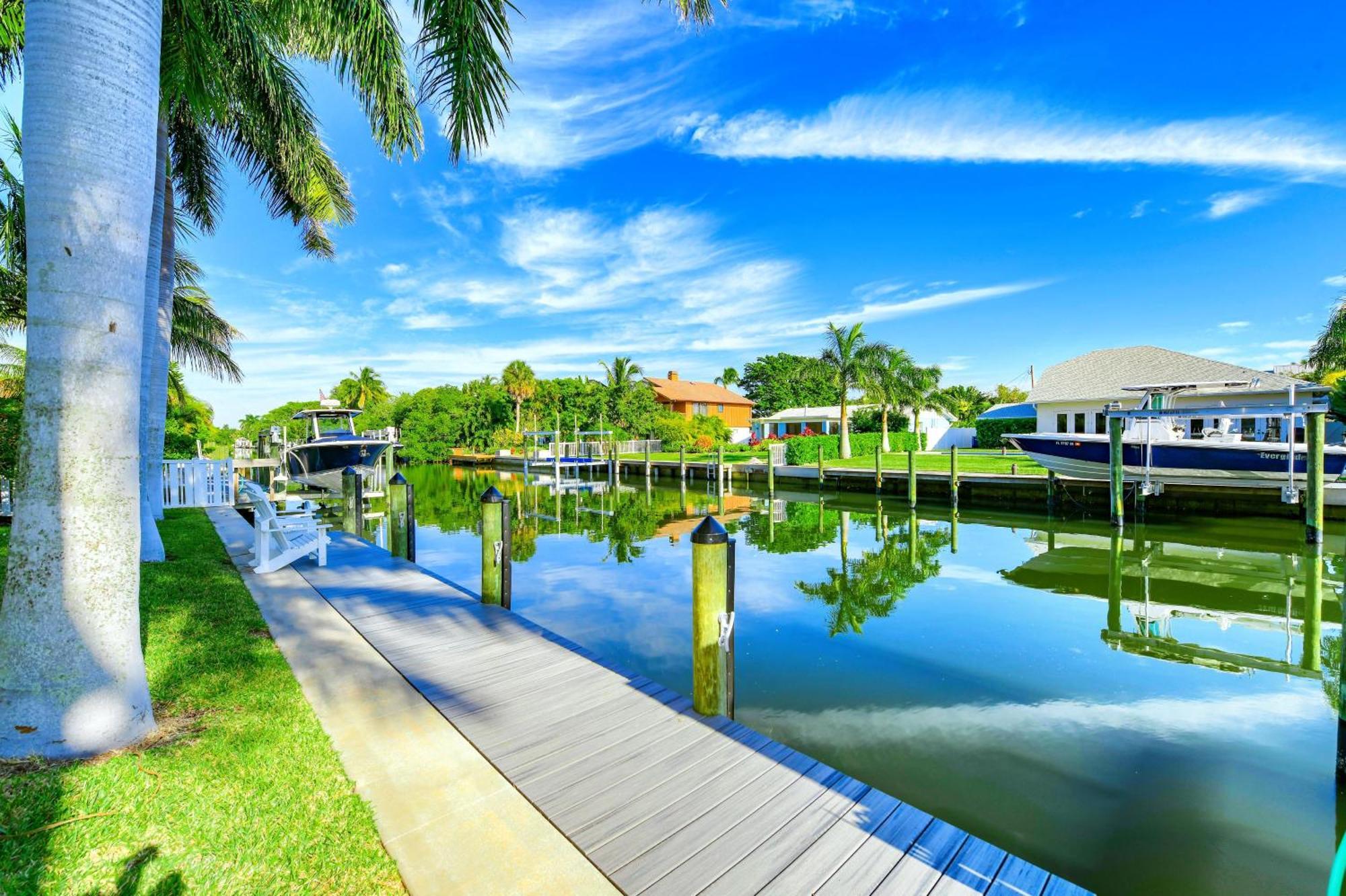 Bikinis And Martinis Waterfront Canal Villa Anna Maria Kültér fotó